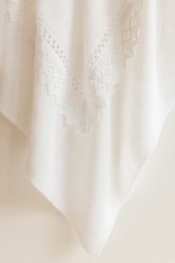 ⁦שמיכת רויאל - לבנה⁩ – תמונה ⁦2⁩